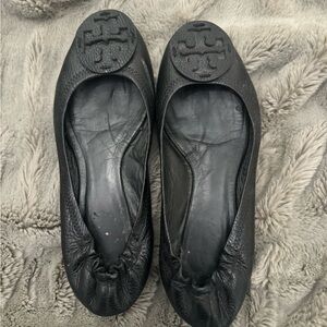 Tory Birch black ballet flat in size 9. GUC A fabulous transition to fall shoe.